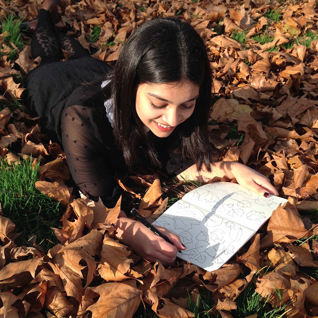 Smiley, friendly London/Essex-based life drawing tutor for hen parties and team-building corporate events